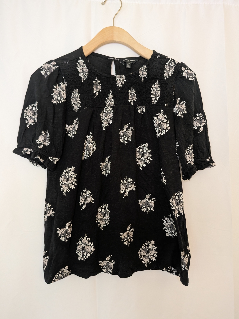 🔴5/$25 Lucky Brand Black Floral Smocked Short Sleeve Top